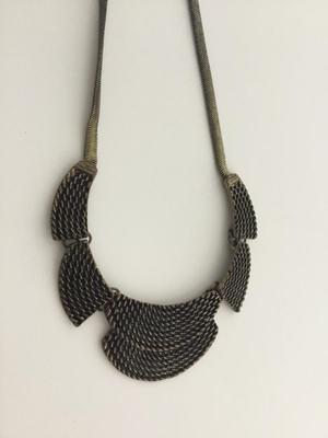Unmarked collar necklace