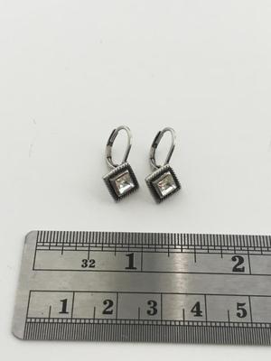 Unmarked beautiful fashion earrings