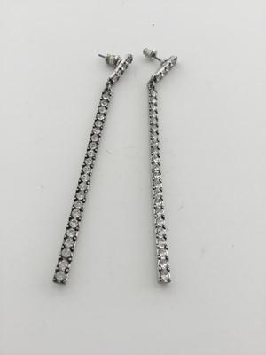 Unmarked dangle long fashion earrings