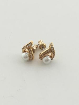 Gold tone unmarked fashion earrings
