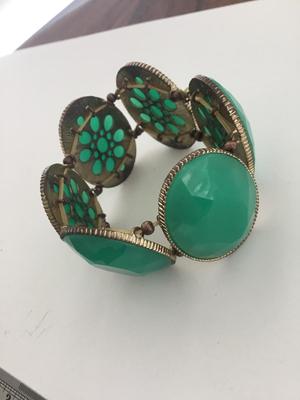 Green stretchy fashion bracelet