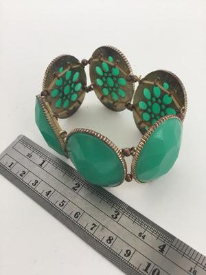 Green stretchy fashion bracelet
