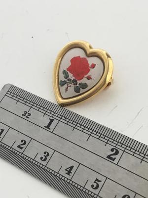 Gold tone. Vintage pin
