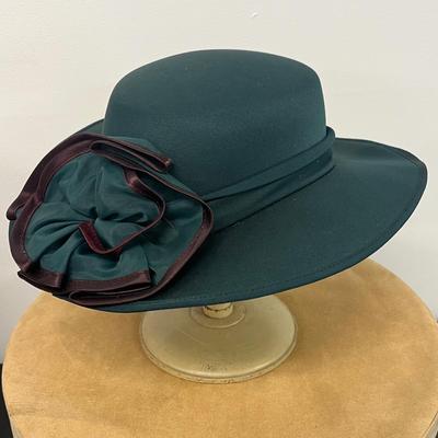 LOT 81: Vintage Ladies' Hats and Hat Boxes