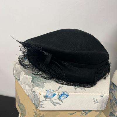 LOT 84: Vintge Hats and Hat Boxes