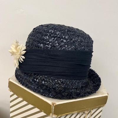 LOT 84: Vintge Hats and Hat Boxes