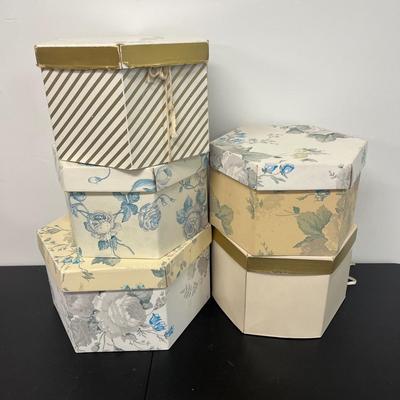 LOT 84: Vintge Hats and Hat Boxes