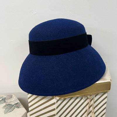 LOT 84: Vintge Hats and Hat Boxes
