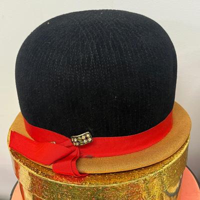 LOT 85: Vintage Hats, Hat Boxes and Hankies