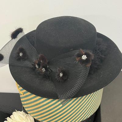 LOT 86: Ladies' Vintage Hats