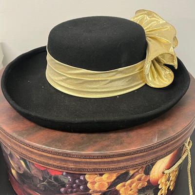 LOT 87: Vintage Women's Hats and Hat Boxes
