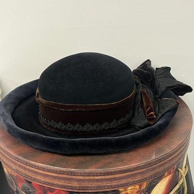 LOT 87: Vintage Women's Hats and Hat Boxes