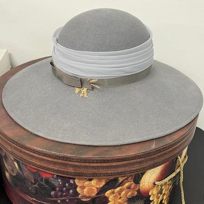 LOT 87: Vintage Women's Hats and Hat Boxes