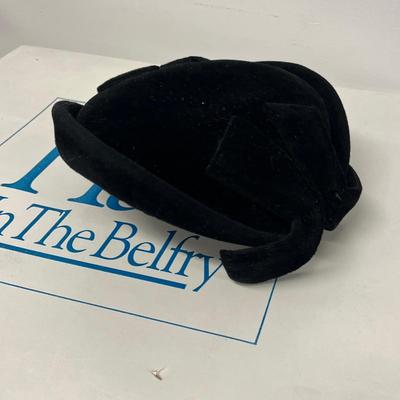 LOT 87: Vintage Women's Hats and Hat Boxes