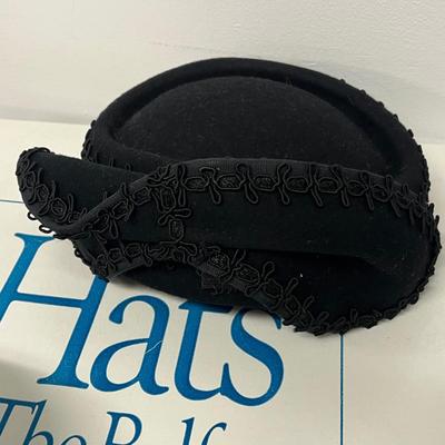 LOT 87: Vintage Women's Hats and Hat Boxes