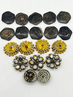 LOT 163J: Antique/ Vintage Buttons