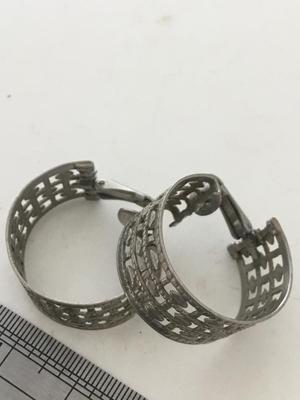 Silver tone unmarked vintage clip on earrings