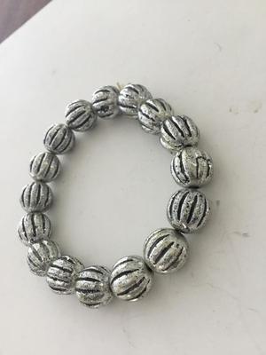 Silver tone unmarked stretchy beaded bracelet
