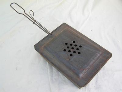 Vintage open fire pop corn popper. Fair condition