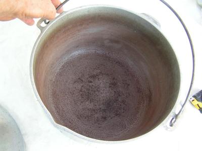 ARMY WWII era vintage aluminum cooking pot. BIG.