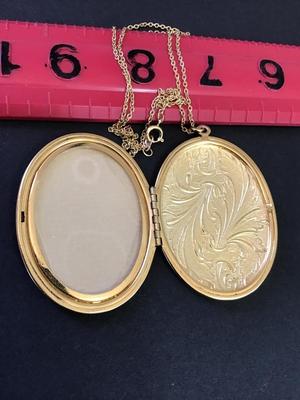 Large Gold Tone Vintage Locket