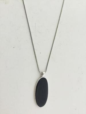 Silver tone unmarked black pendant necklace