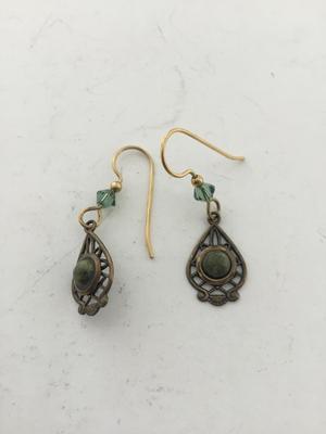 Unmarked gold tone green dangle earrings