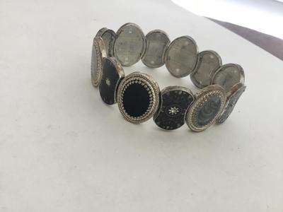 Unmarked stretchy fashion bracelet