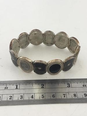 Unmarked stretchy fashion bracelet
