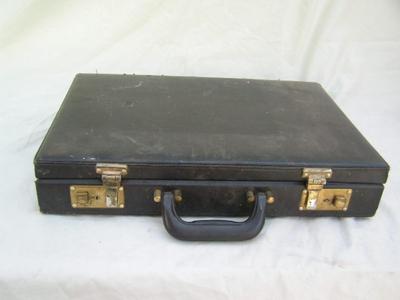 Old thin line style brief case, w/key. Fair condition.