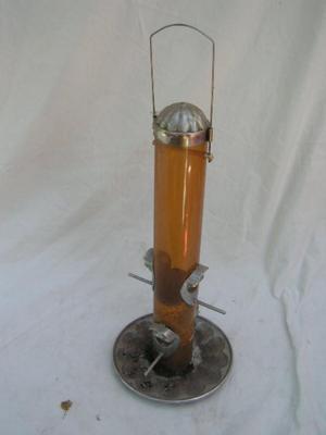Bird feeder, good but needs cleaned up
