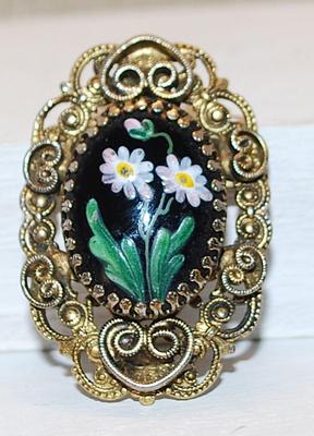 VINTAGE Oval Stone Handpainted White Daisies Flowers BROOCH (1¾" x 1¼") with Intricate Swirl Dark Gold Tone Setting