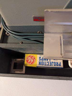 Argus 300 Slide Projector With Automatic Slide Changer