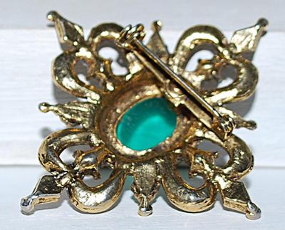 Green Oval Cabochon Stone BROOCH (2¼" x 2") with 4 Faux Pearl Accent Stones