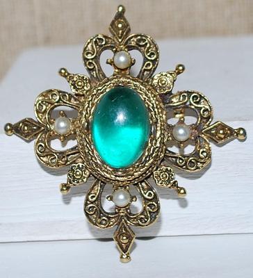 Green Oval Cabochon Stone BROOCH (2¼" x 2") with 4 Faux Pearl Accent Stones