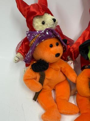 Sale Photo Thumbnail #445: In good condition. One devil is missing it;s ear tag.