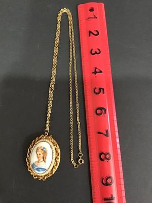 Vintage Gold Tone cameo locket necklace