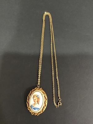 Vintage Gold Tone cameo locket necklace