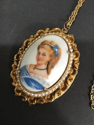 Vintage Gold Tone cameo locket necklace