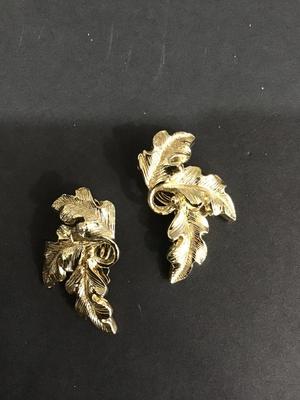 Vintage Gold Tone clip on fashion Earrings