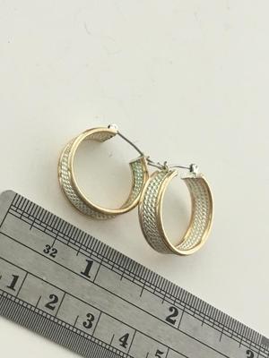 Gold tone unmarked round fashion earrings