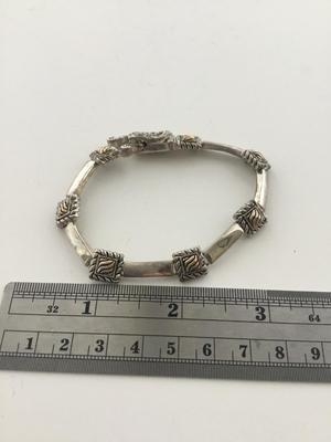 Unmarked fashion magnetic clasp bracelet