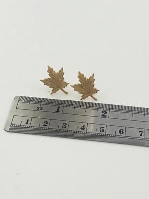 Gold tone leaf unmarked stud earrings