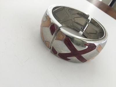 Unmarked fashion bracelet