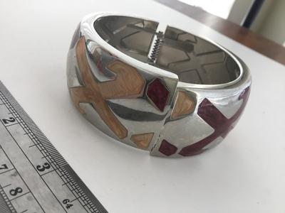 Unmarked fashion bracelet