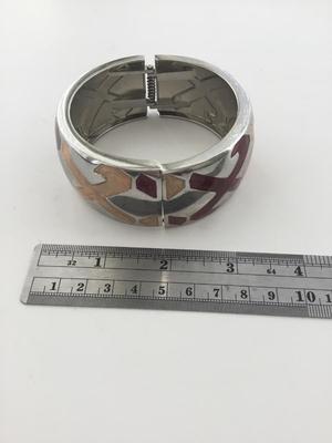 Unmarked fashion bracelet