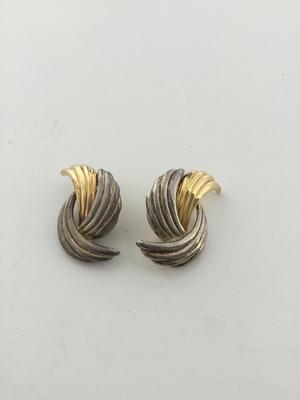 Unmarked gold tone vintage earrings