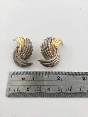 Unmarked gold tone vintage earrings
