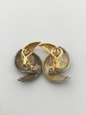 Unmarked gold tone vintage earrings