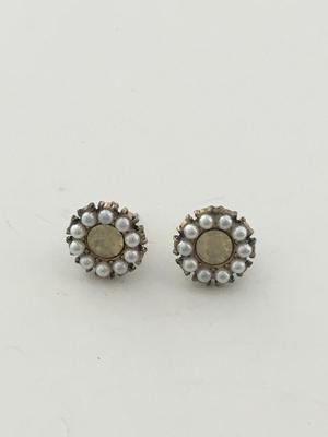 Gold tone fashion stud earrings
